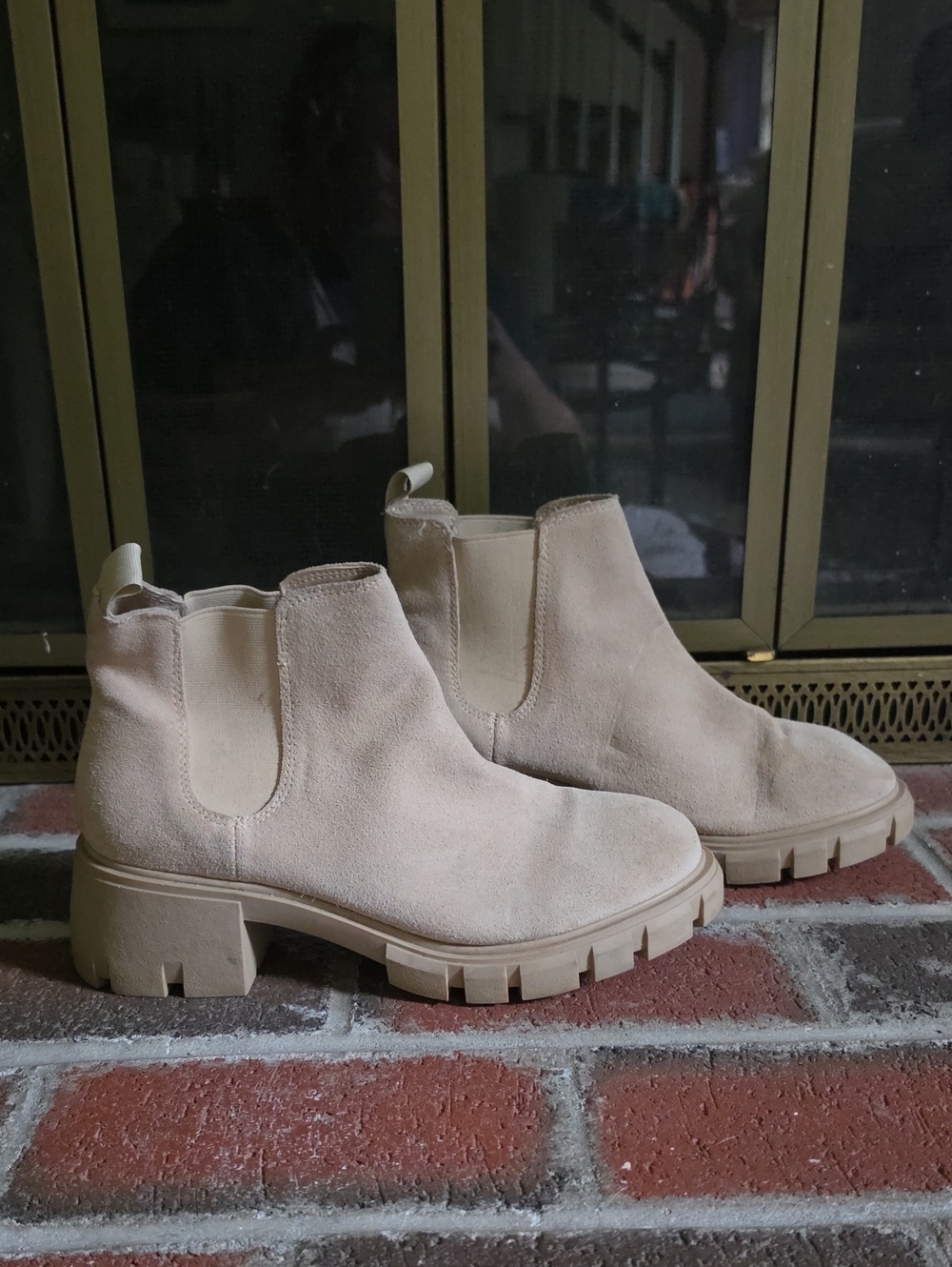 Steve Madden Size 9 Women's Suede Chelsea Lug Booties in Light Taupe